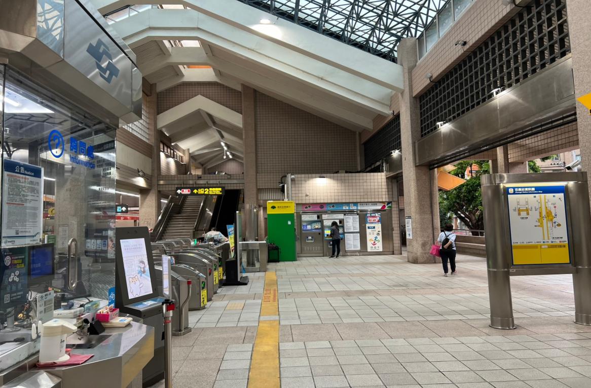 台北捷運淡水線地面段忠義站(R24)地面大廳穿堂層
