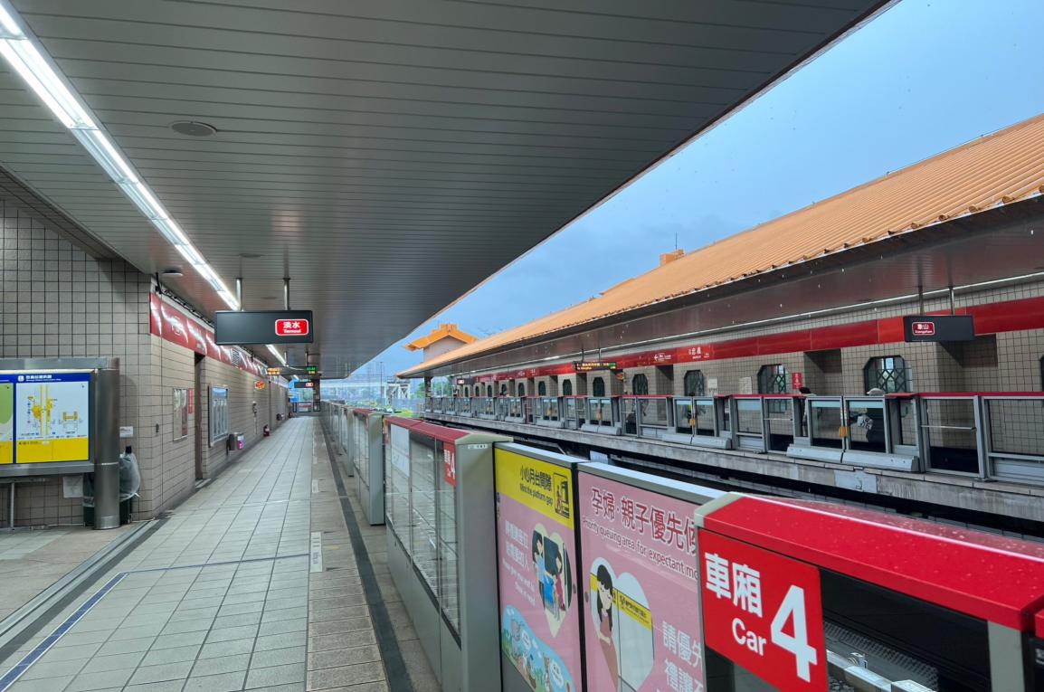 台北捷運淡水線地面段忠義站(R24)地面大廳層月台