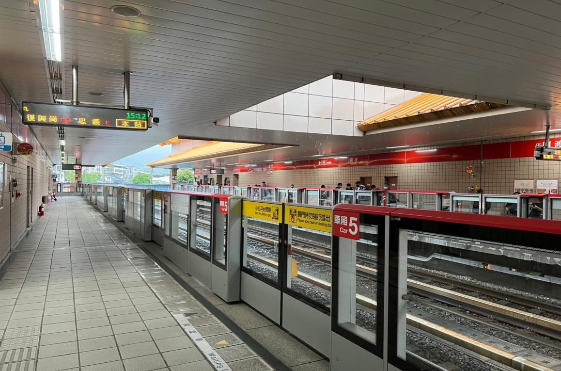 台北捷運淡水線地面關渡站(R25)月台半高式月台門