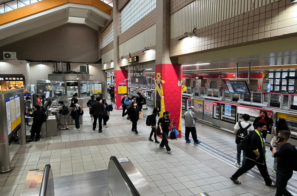 台北捷運淡水線地面關渡站(R25)地面大廳穿堂層