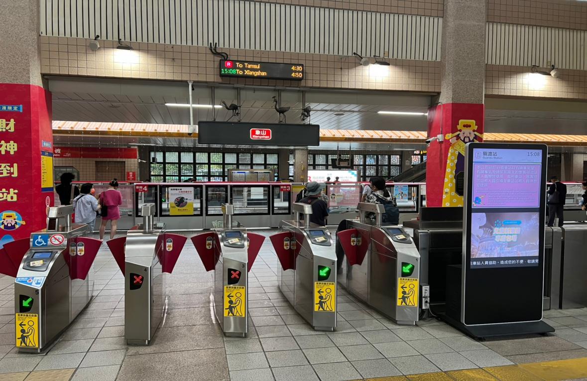 台北捷運淡水線地面關渡站(R25)地面大廳穿堂層