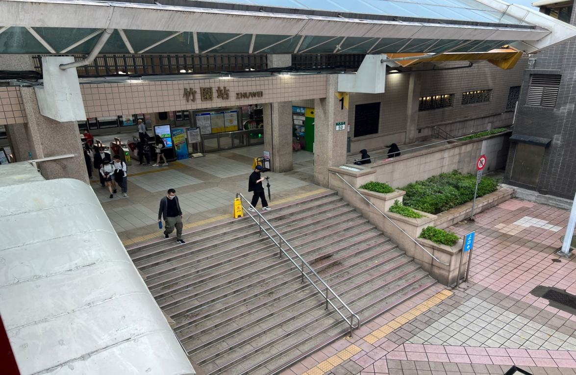 台北捷運淡水線地面竹圍站(R26)出口1