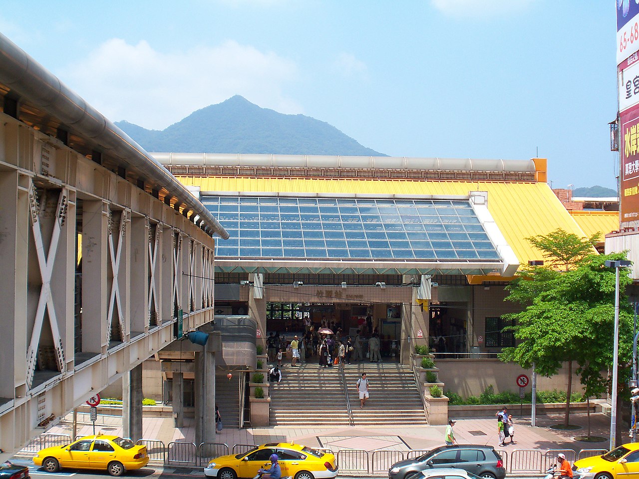台北捷運淡水線地面竹圍站(R26)出口1