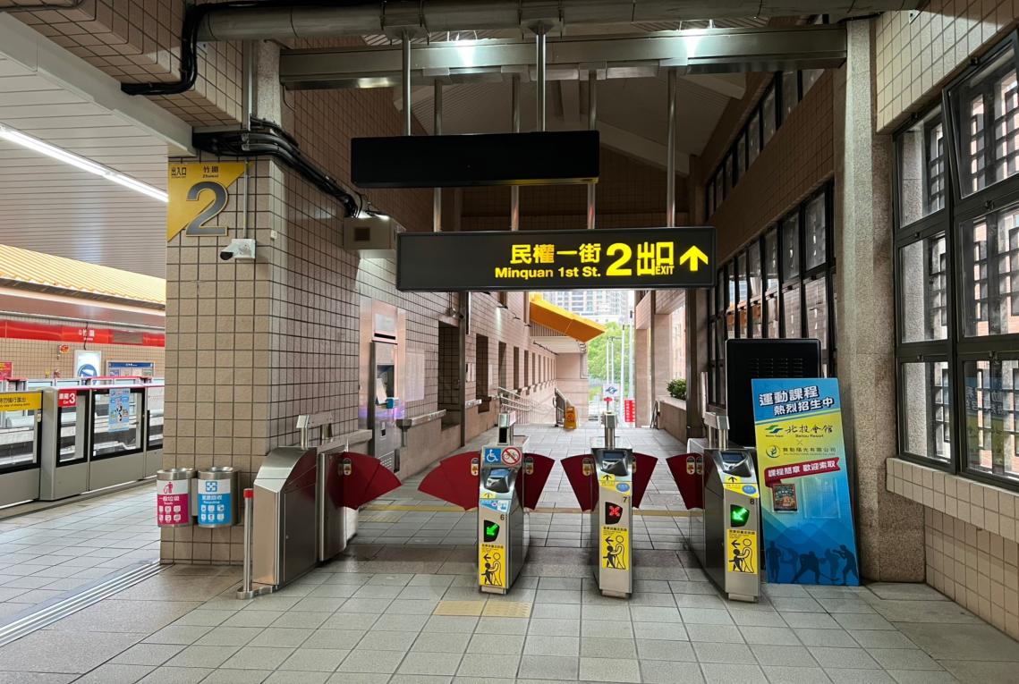 台北捷運淡水線地面竹圍站(R26)地面大廳穿堂層