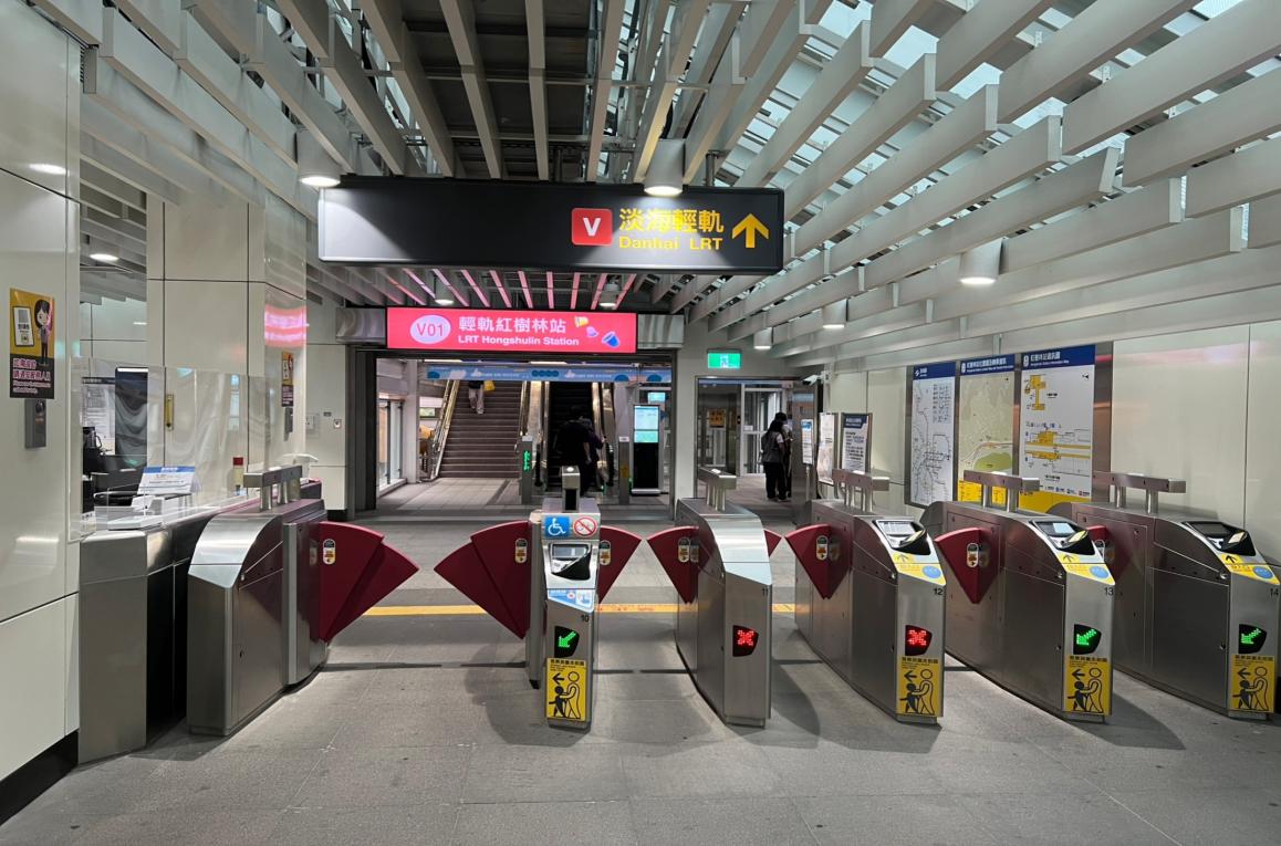 台北捷運淡水線地面段紅樹林站(R27)驗票閘門