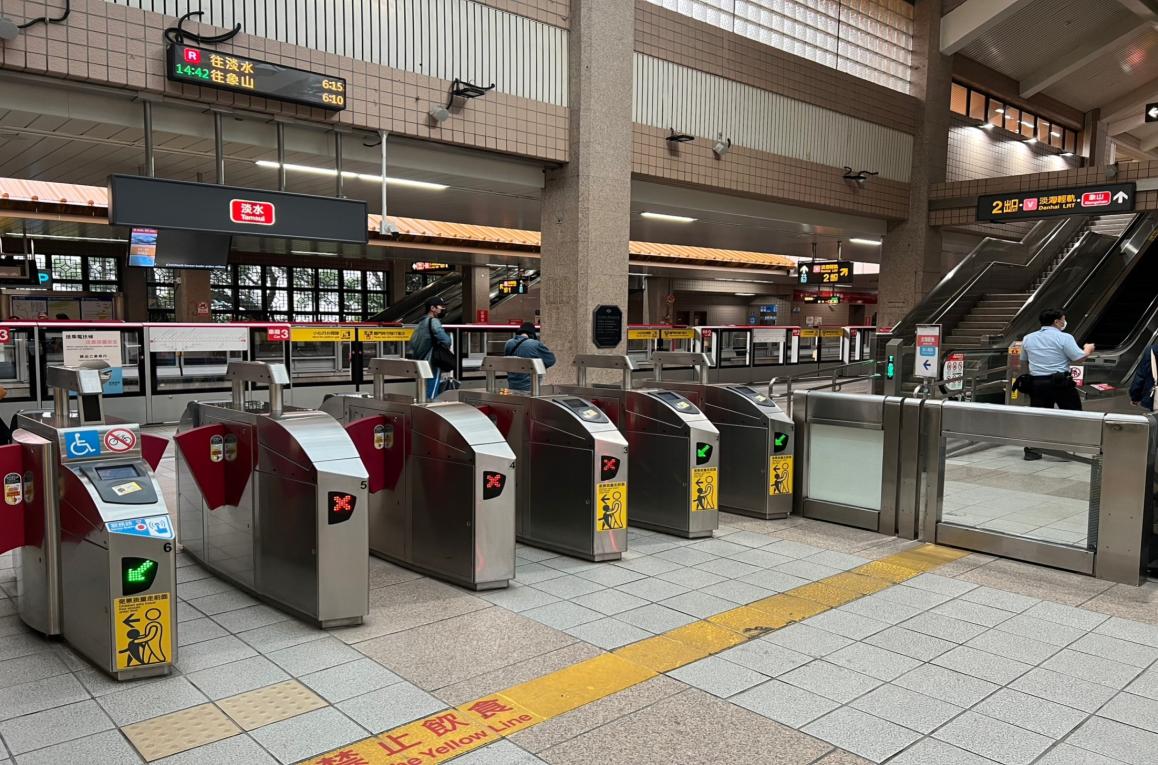 台北捷運淡水線地面段紅樹林站(R27)驗票閘門