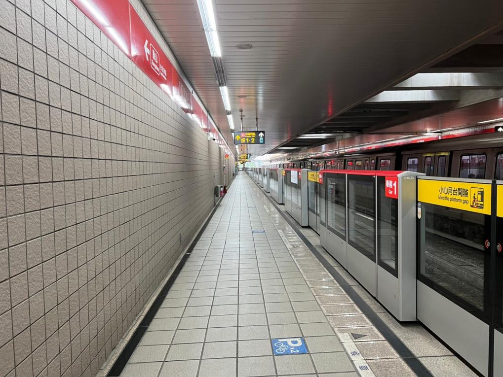 台北捷運淡水線地面段紅樹林站(R27)月台