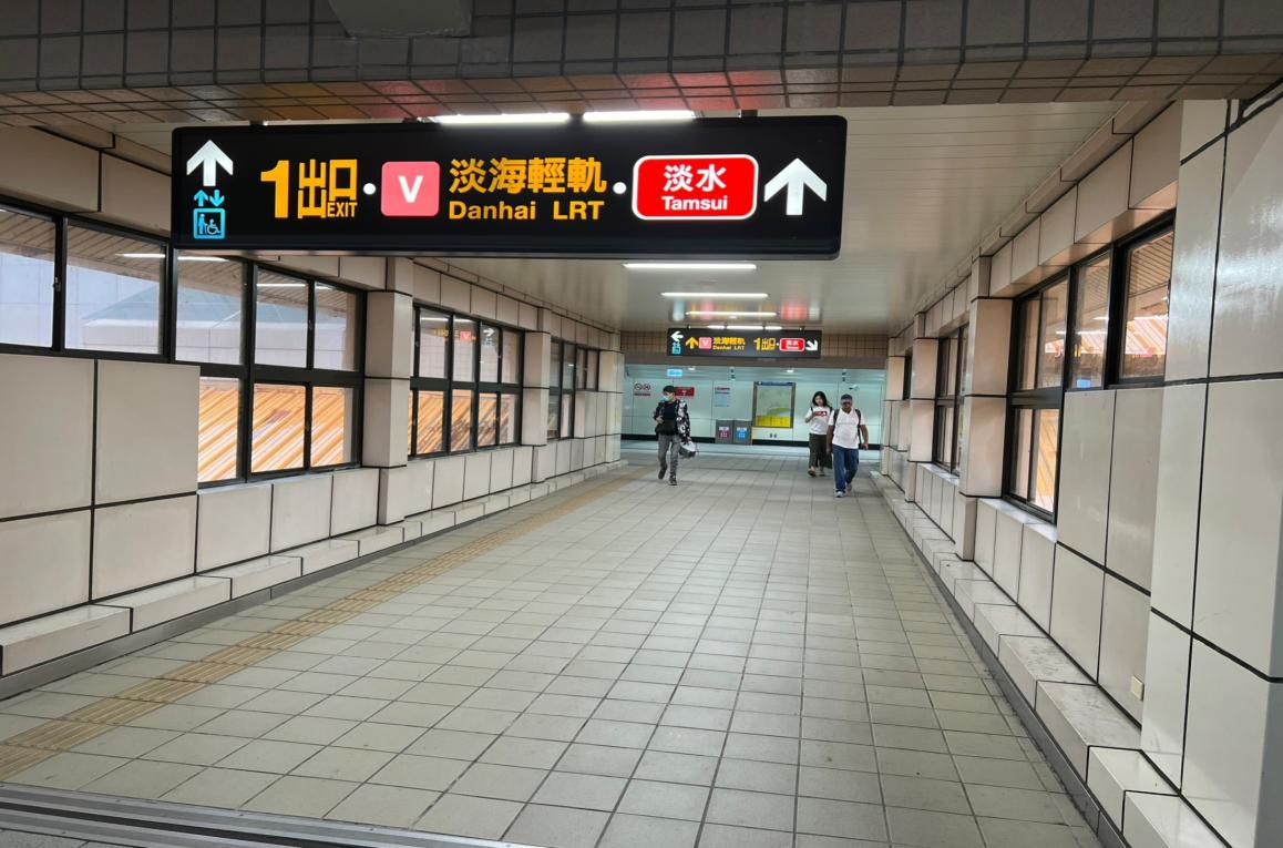 台北捷運淡水線地面段紅樹林站(R27)二樓連通層