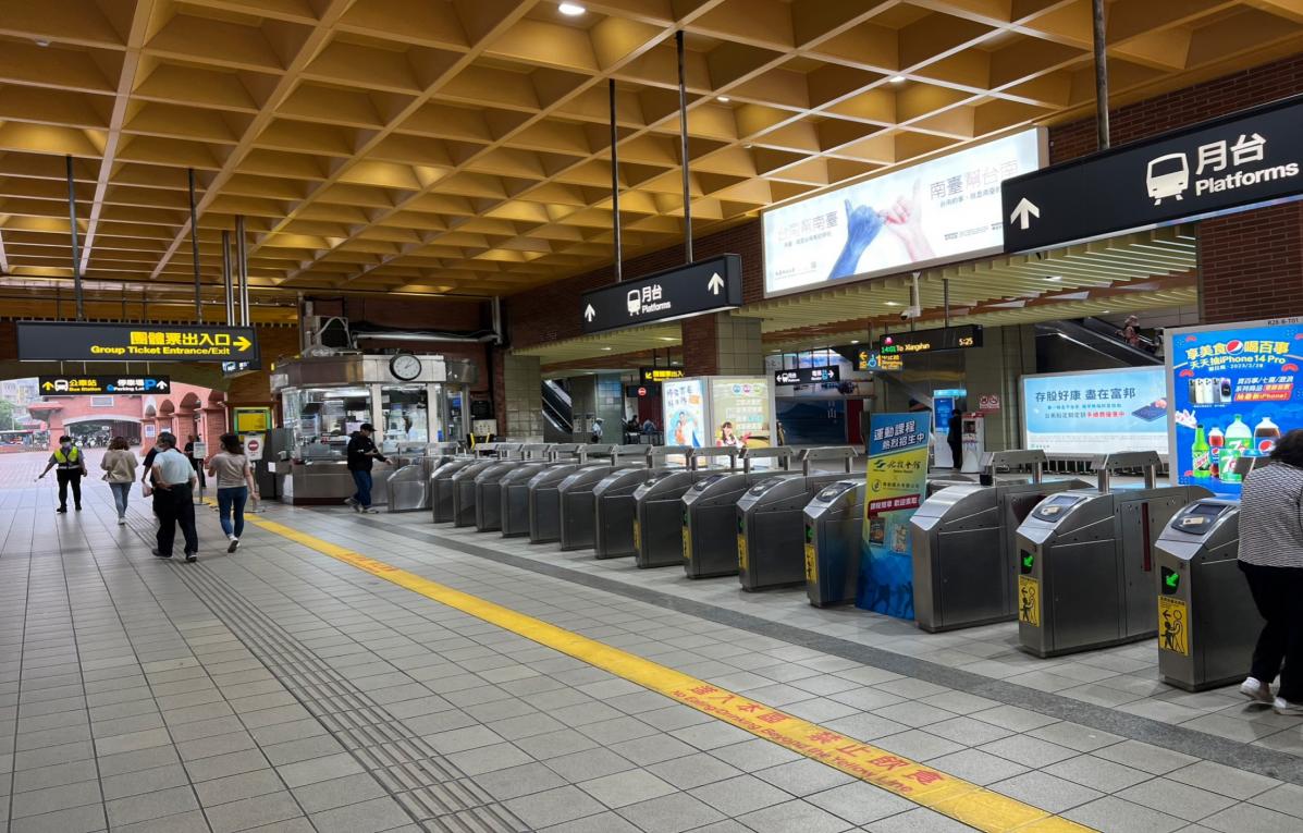 捷運淡水線高架段淡水站(R28)地面大廳穿堂層