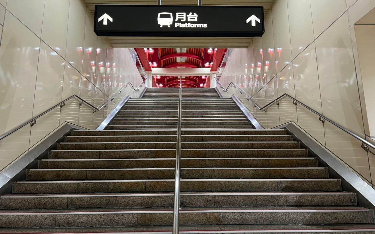 捷運淡水線高架段淡水站(R28)通往二樓月台層樓梯