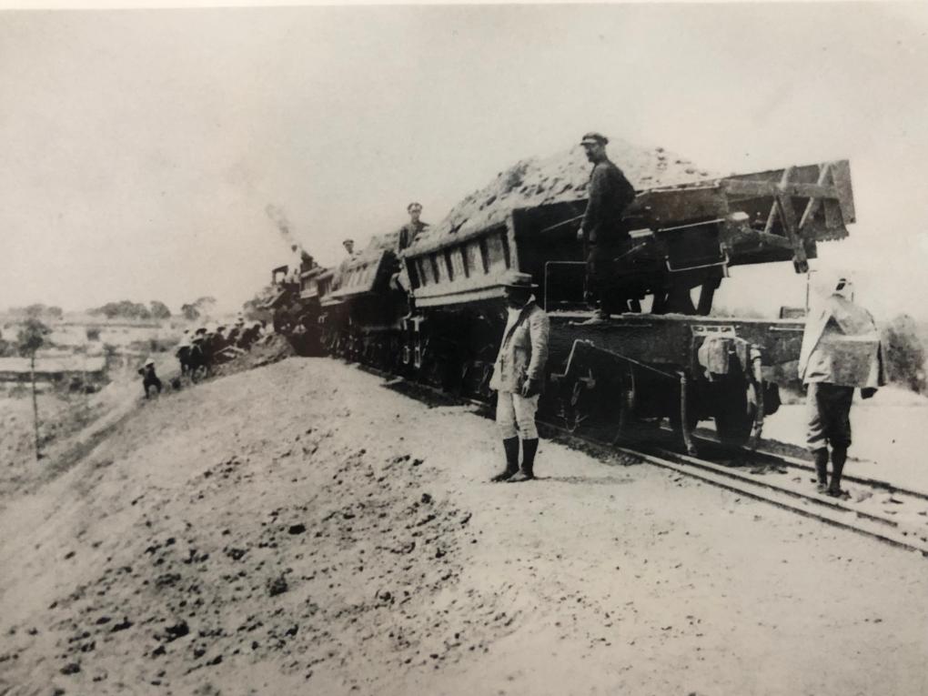 烏山頭水庫及嘉南大圳建造所用的倒轉式土運車(滿載)