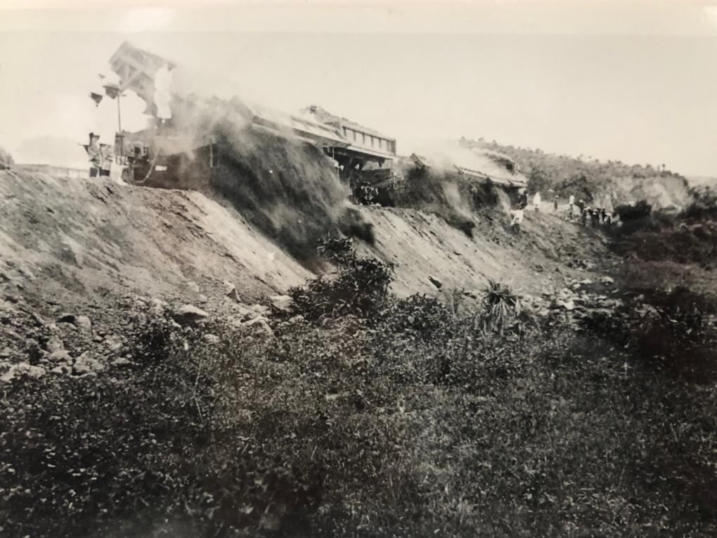 烏山頭水庫及嘉南大圳建造所用的倒轉式土運車(滿載)