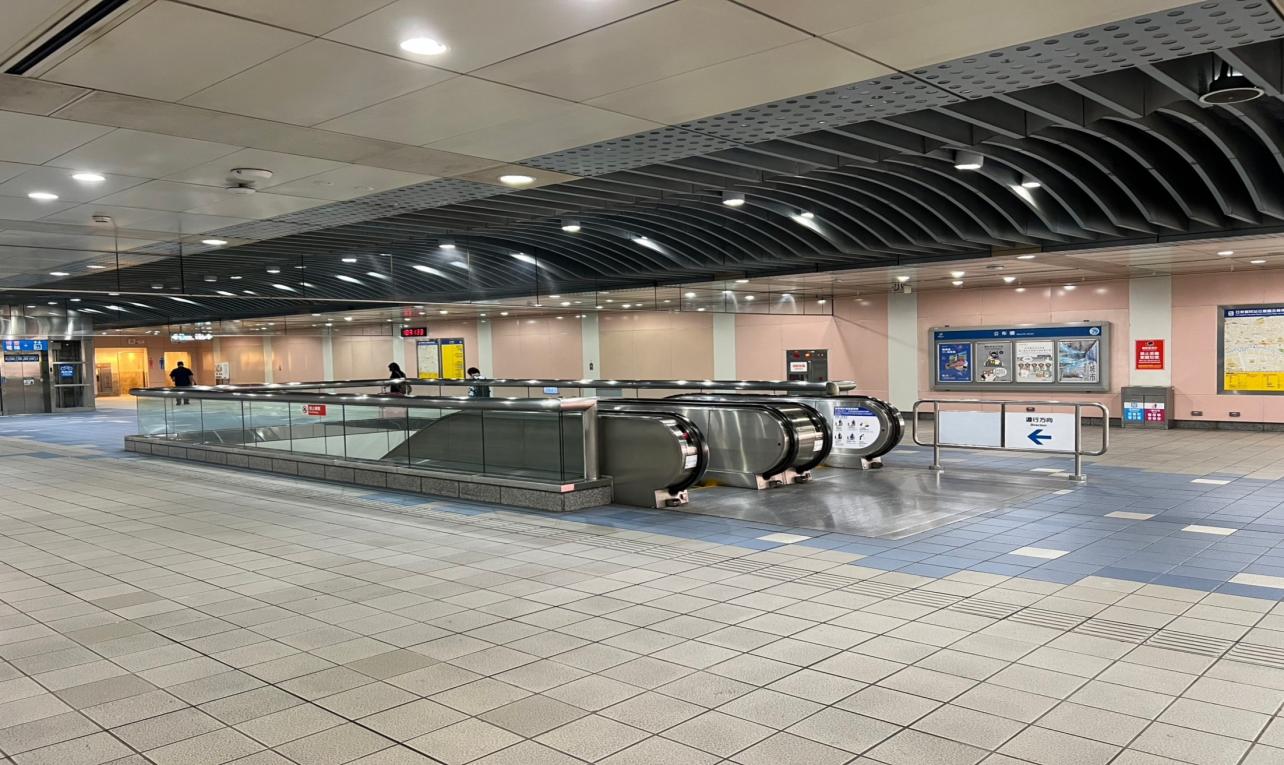 捷運板南線土城線沿線車站亞東醫院站(BL05)大廳層