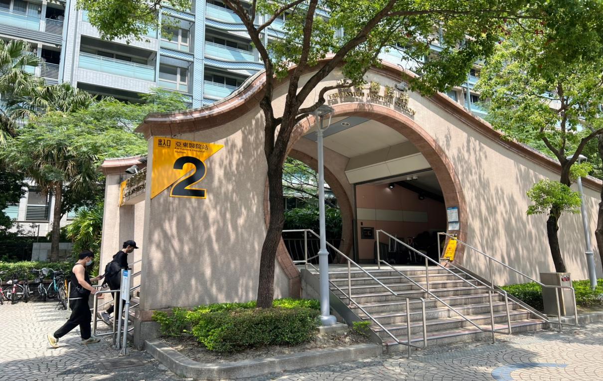 捷運板南線土城線沿線車站亞東醫院站(BL05)2號出口