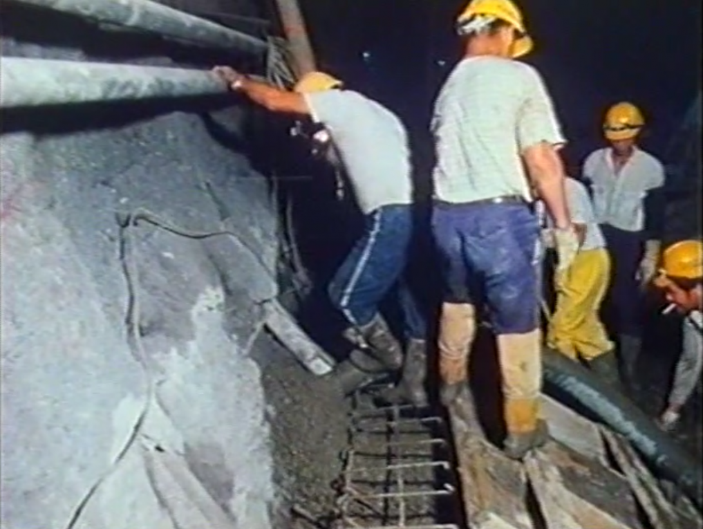 北宜高速公路坪林隧道導坑工程TBM進洞用滑床施築：