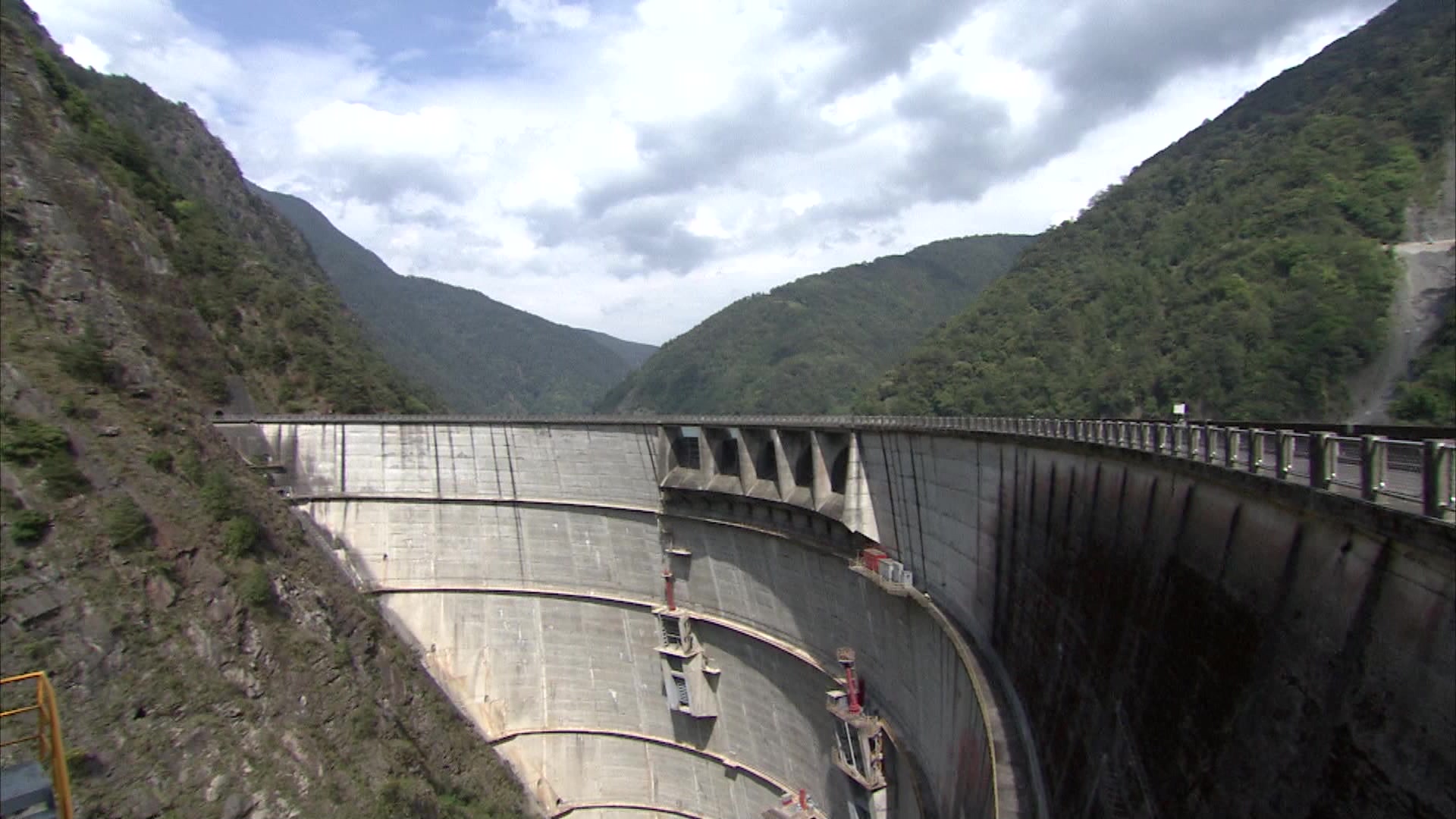 大甲溪流域德基水庫壩體上有五個溢洪門