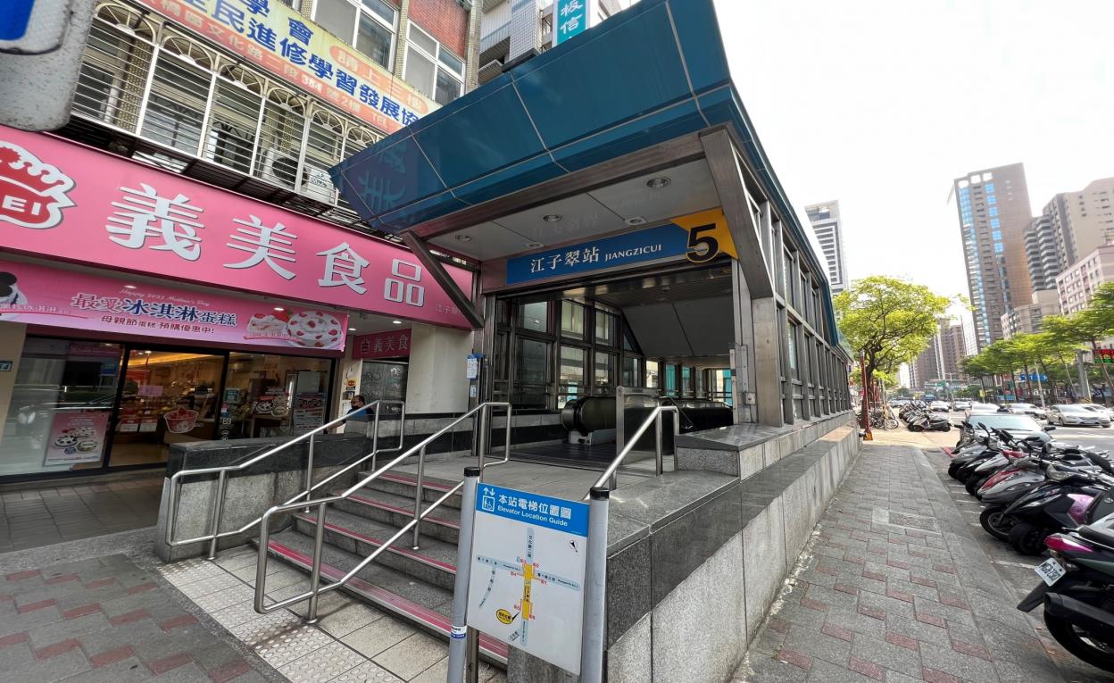 捷運板南線板橋線沿線車站江子翠站(BL09)地面層出入口