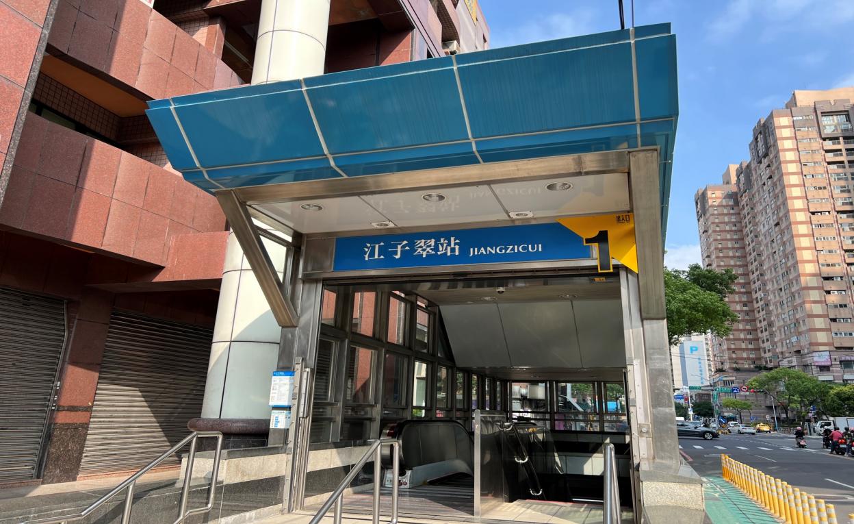 捷運板南線板橋線沿線車站江子翠站(BL09)地面層出入口