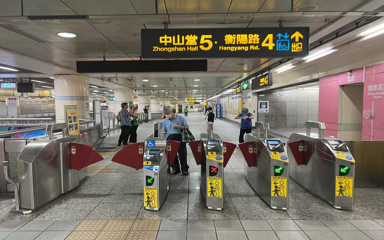 捷運板南線南港線西門站(BL11/G12)大廳層驗票閘門