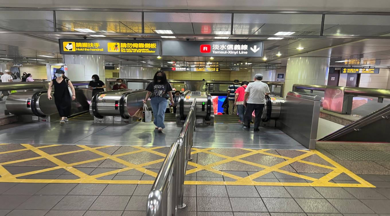 捷運板南線南港線台北車站(BL12/R10)地下二層板南線大廳穿堂層