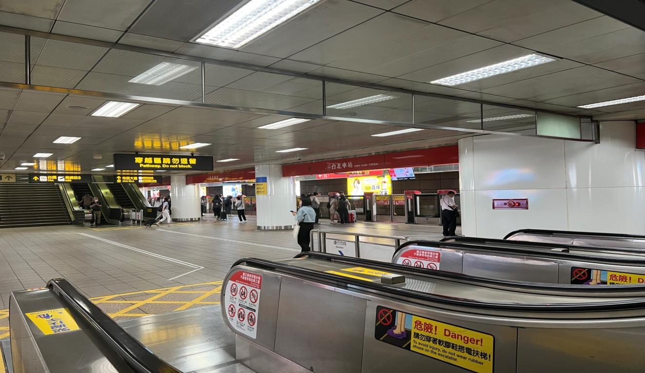 捷運板南線南港線台北車站(BL12/R10)地下四層信義線月台層