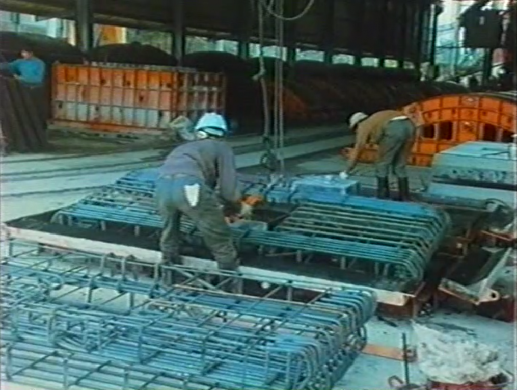 北宜高速公路坪林隧道導坑工程中利預鑄廠道板預鑄