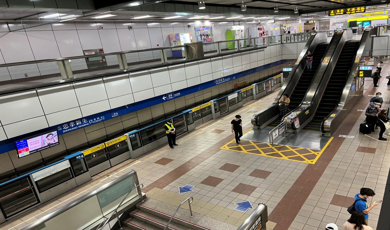 捷運板南線南港線忠孝新生站(BL14/O07)月台層