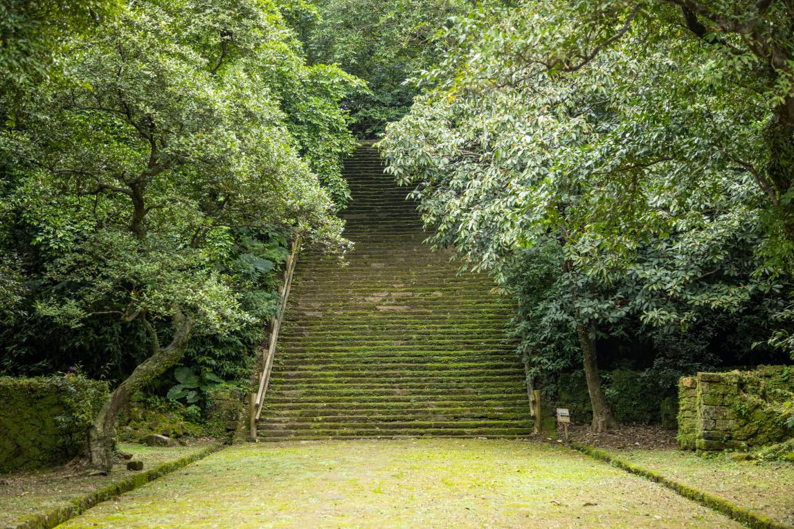 基隆港:基隆二沙灣砲台上台階梯，又名「海門天險」，是位於台灣基隆市的一座砲台，為中華民國一級古蹟  1885年台灣巡撫劉銘傳所修築