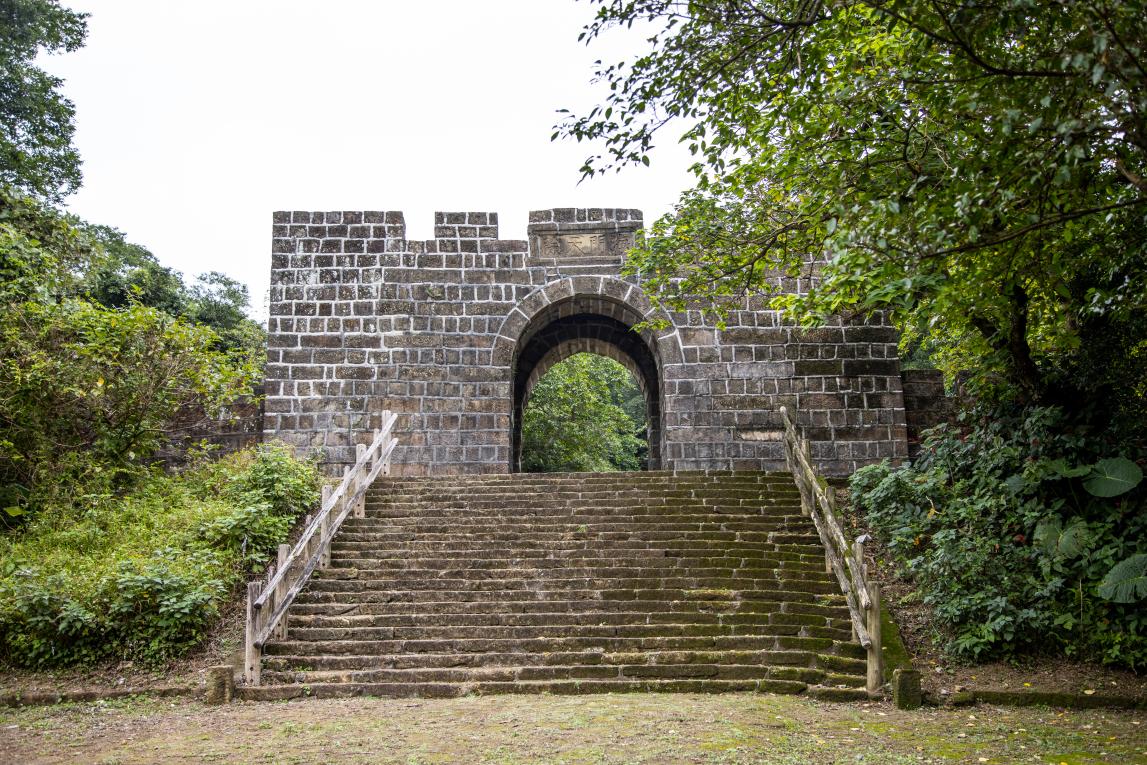 基隆港:基隆二沙灣砲台大門，又名「海門天險」為一級古蹟 1885年修築