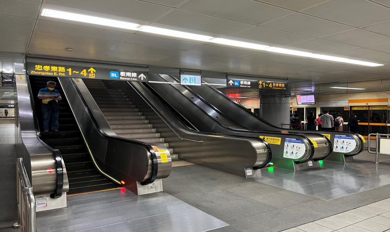 捷運板南線南港線忠孝新生站(BL14/O07)中和新蘆線月台層