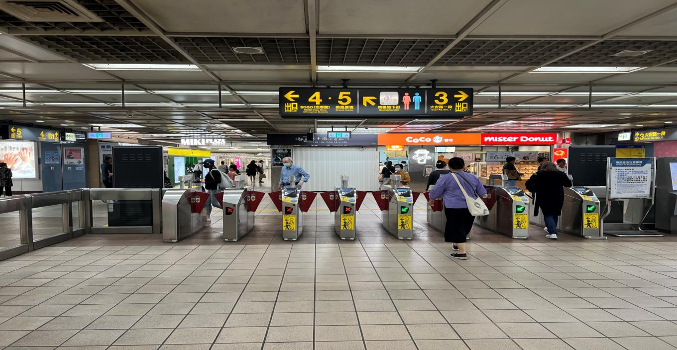 捷運板南線南港線忠孝復興站(BL15/BR10) 地下三樓大廳層驗票閘門