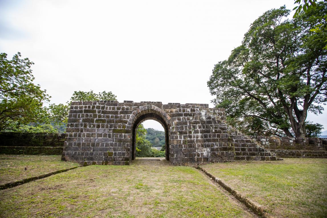 基隆港:基隆二沙灣砲台大門，又名「海門天險」，今日規模為1885年台灣巡撫劉銘傳所修築。為中華民國一級古蹟。