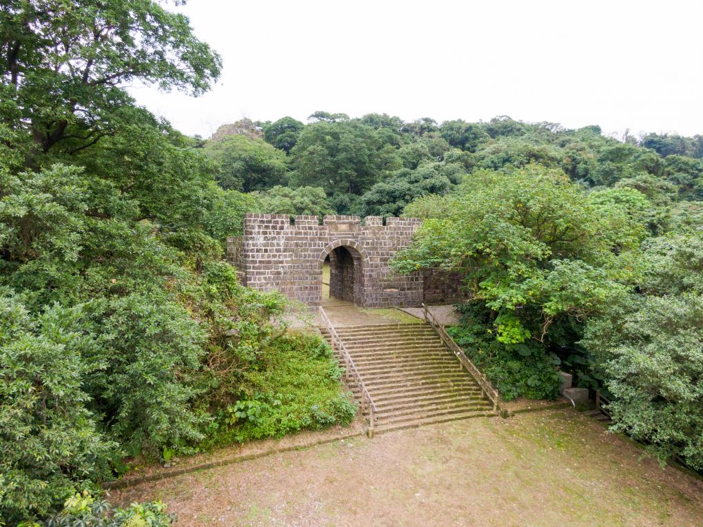 基隆港:基隆二沙灣砲台大門，又名「海門天險」，今日規模為1885年台灣巡撫劉銘傳所修築。為中華民國一級古蹟。