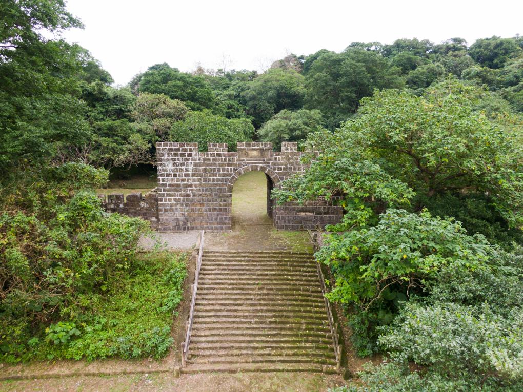 基隆港:基隆二沙灣砲台大門，又名「海門天險」，今日規模為1885年台灣巡撫劉銘傳所修築。為中華民國一級古蹟。