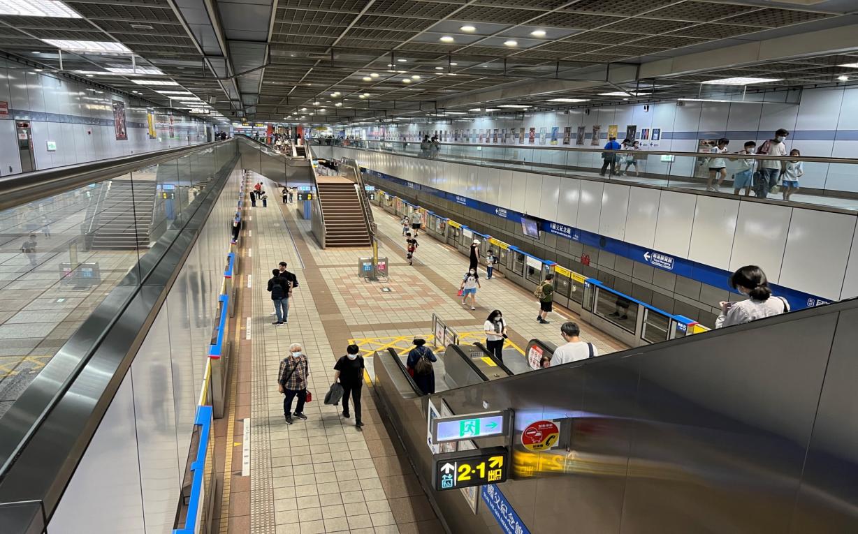 捷運板南線南港線國父紀念館站(BL17)月台層