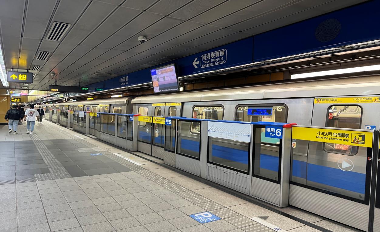 捷運板南線南港線市政府站(BL18)月台層