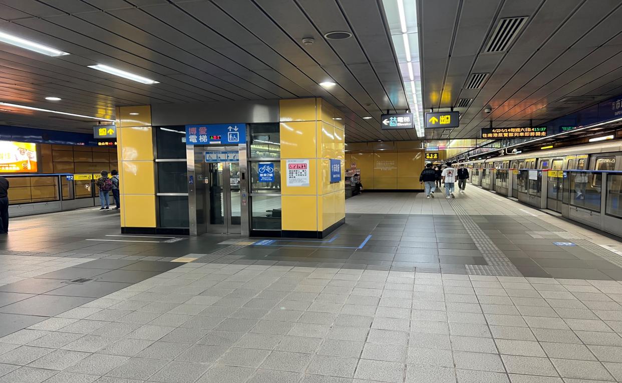 捷運板南線南港線市政府站(BL18)月台層