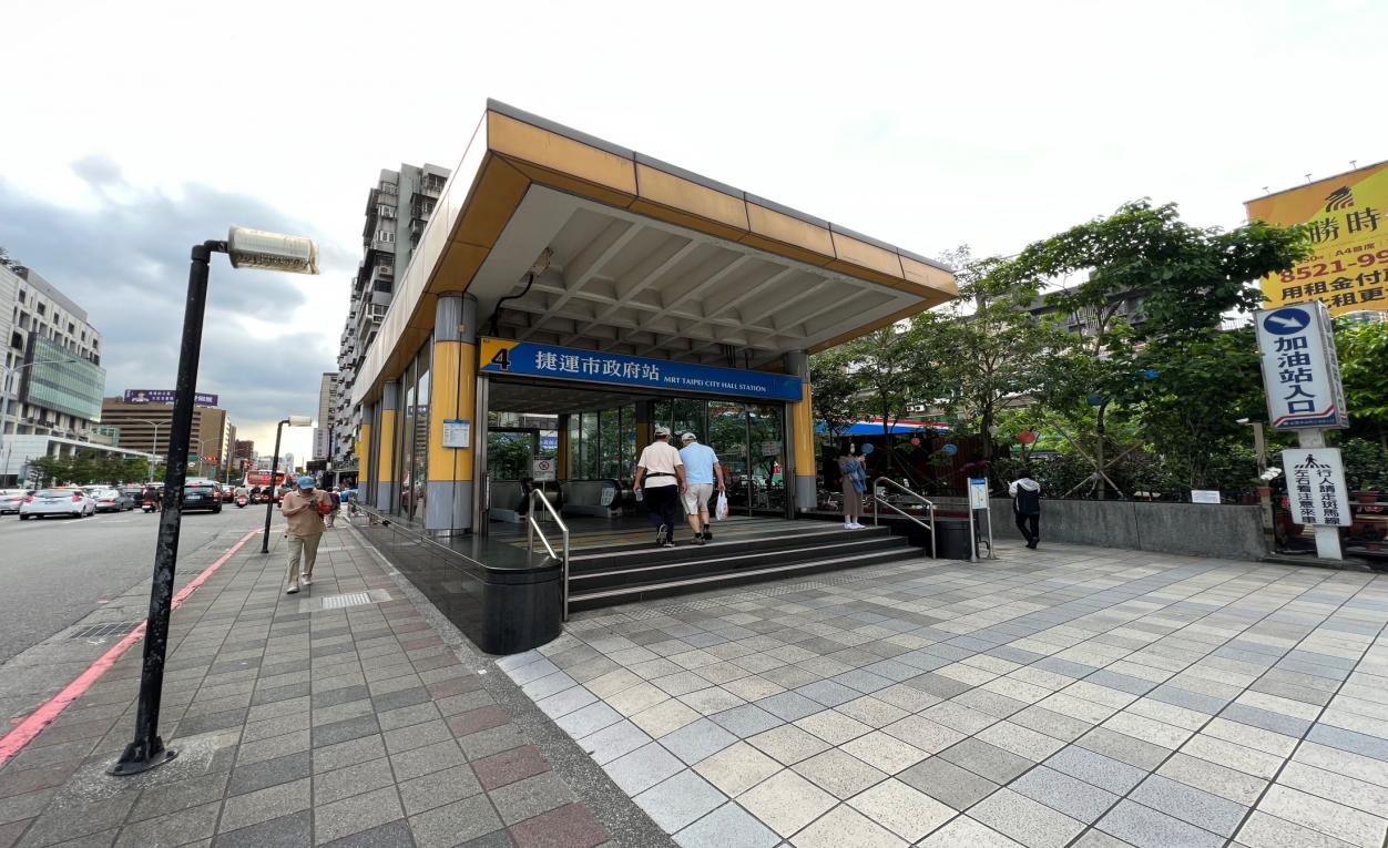 捷運板南線南港線市政府站(BL18)出口