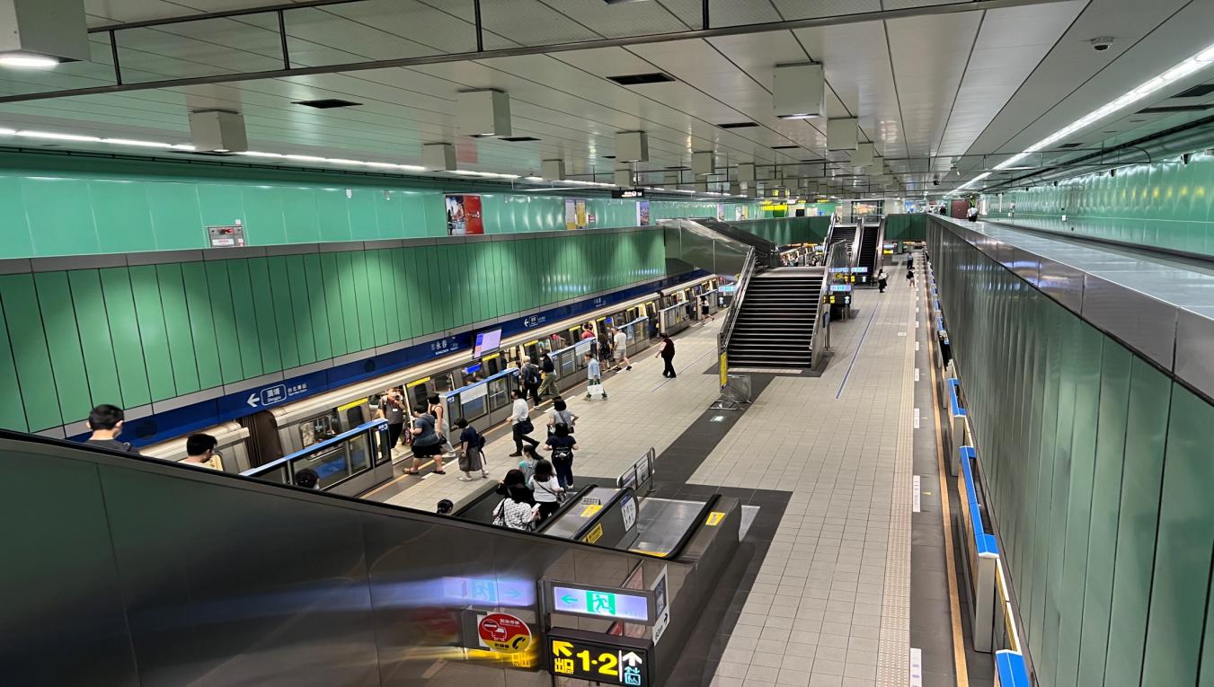 捷運板南線南港線永春站(BL19)月台層