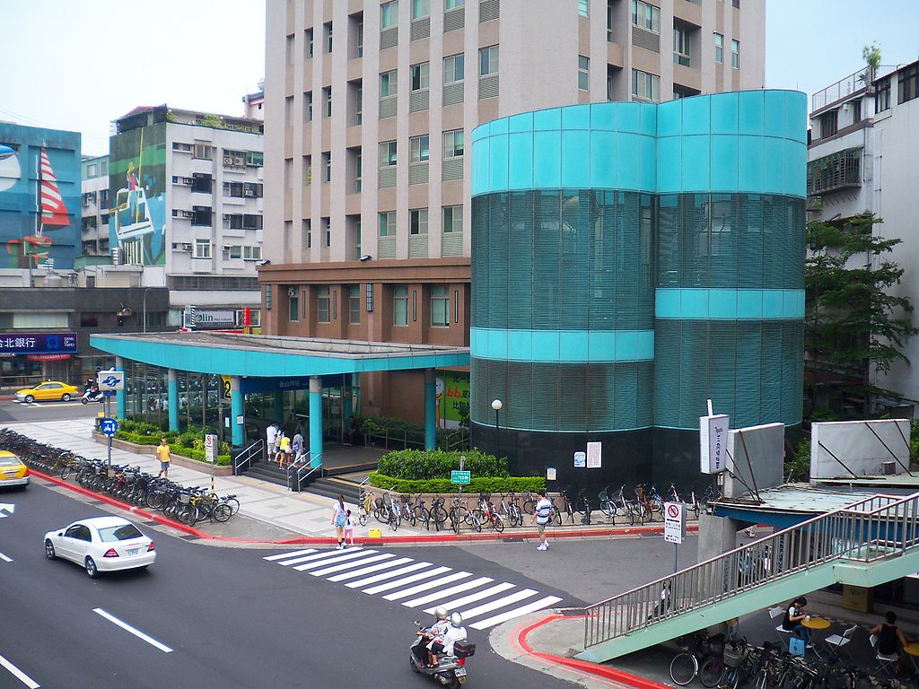 捷運板南線南港線後山埤站(BL20)地面層出入口