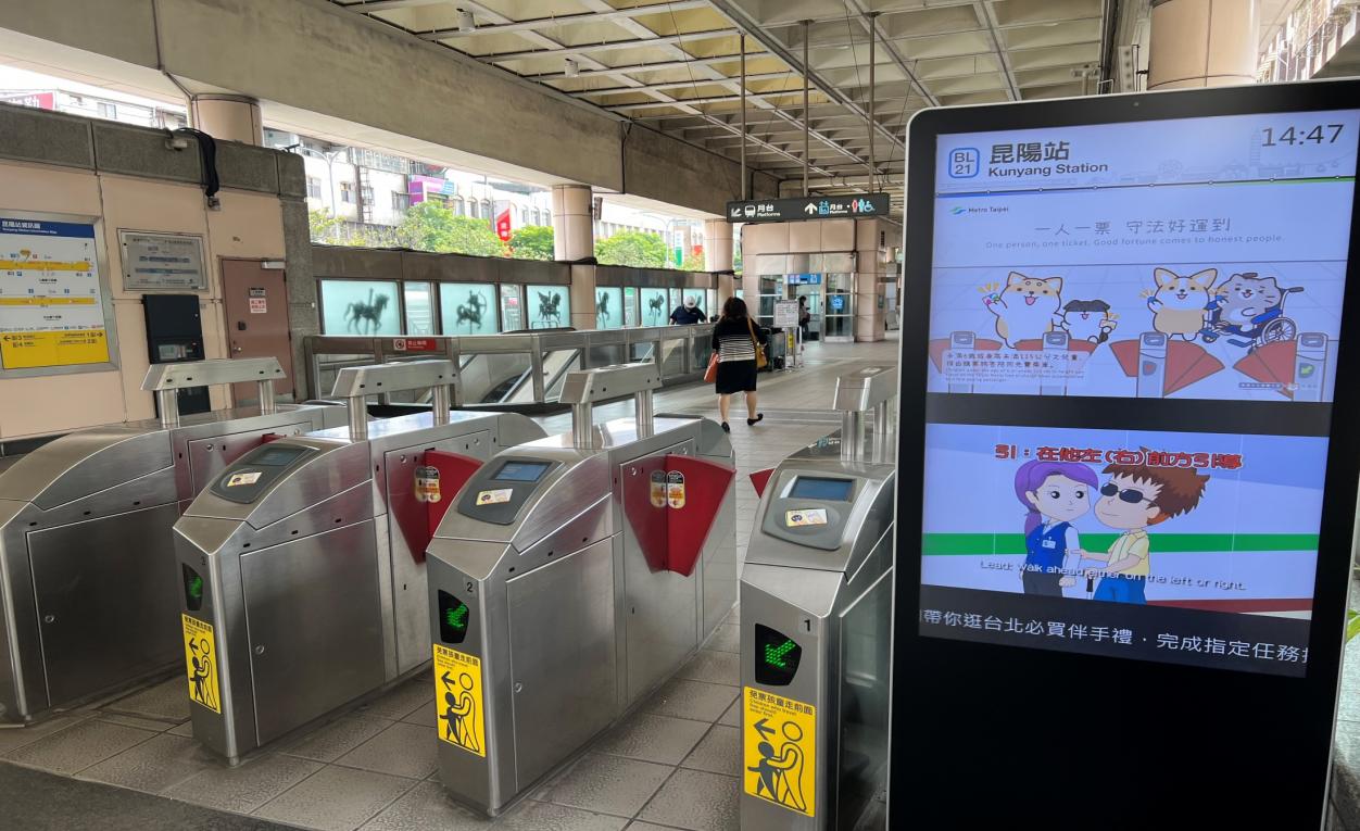 捷運板南線南港線昆陽站(BL21)地面大廳層驗票閘門