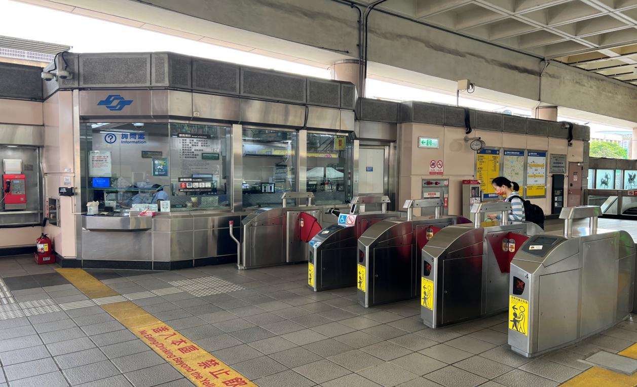 捷運板南線南港線昆陽站(BL21)地面大廳層驗票閘門