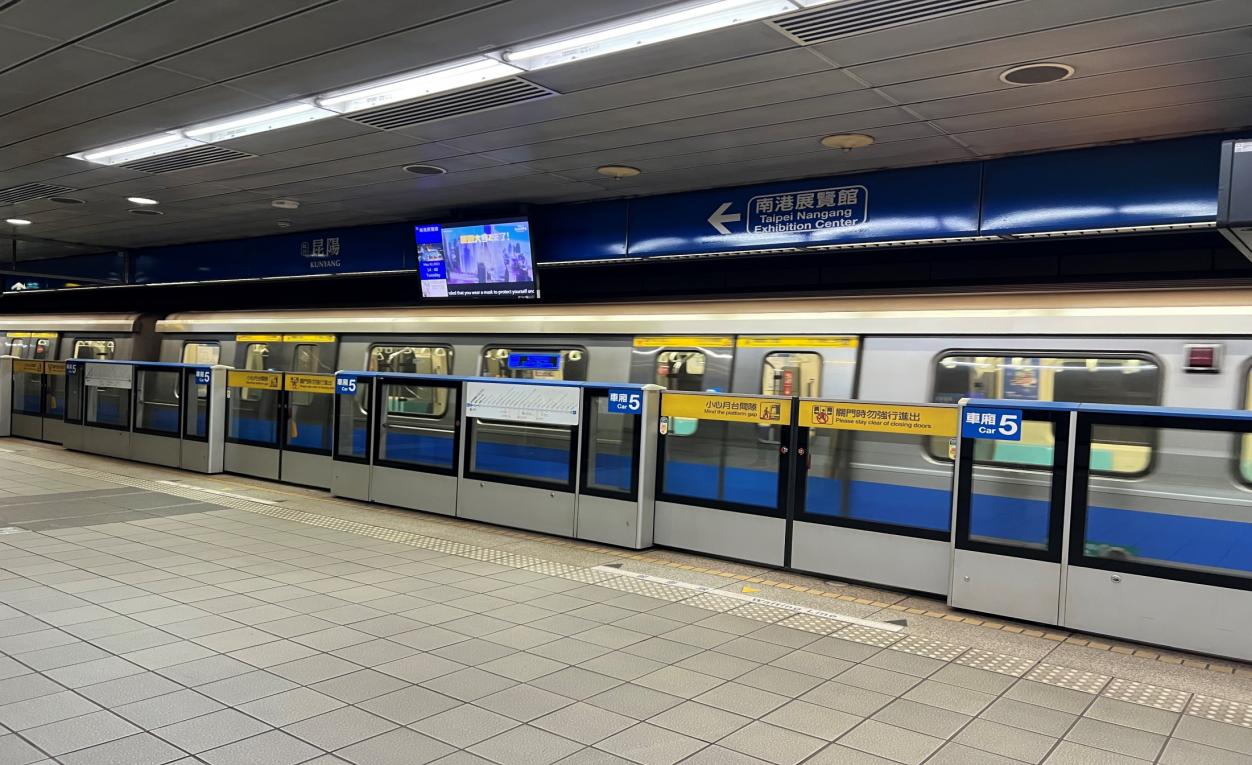 捷運板南線南港線昆陽站(BL21)地下二樓月台層