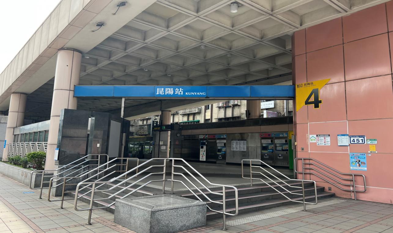 捷運板南線南港線昆陽站(BL21)出口