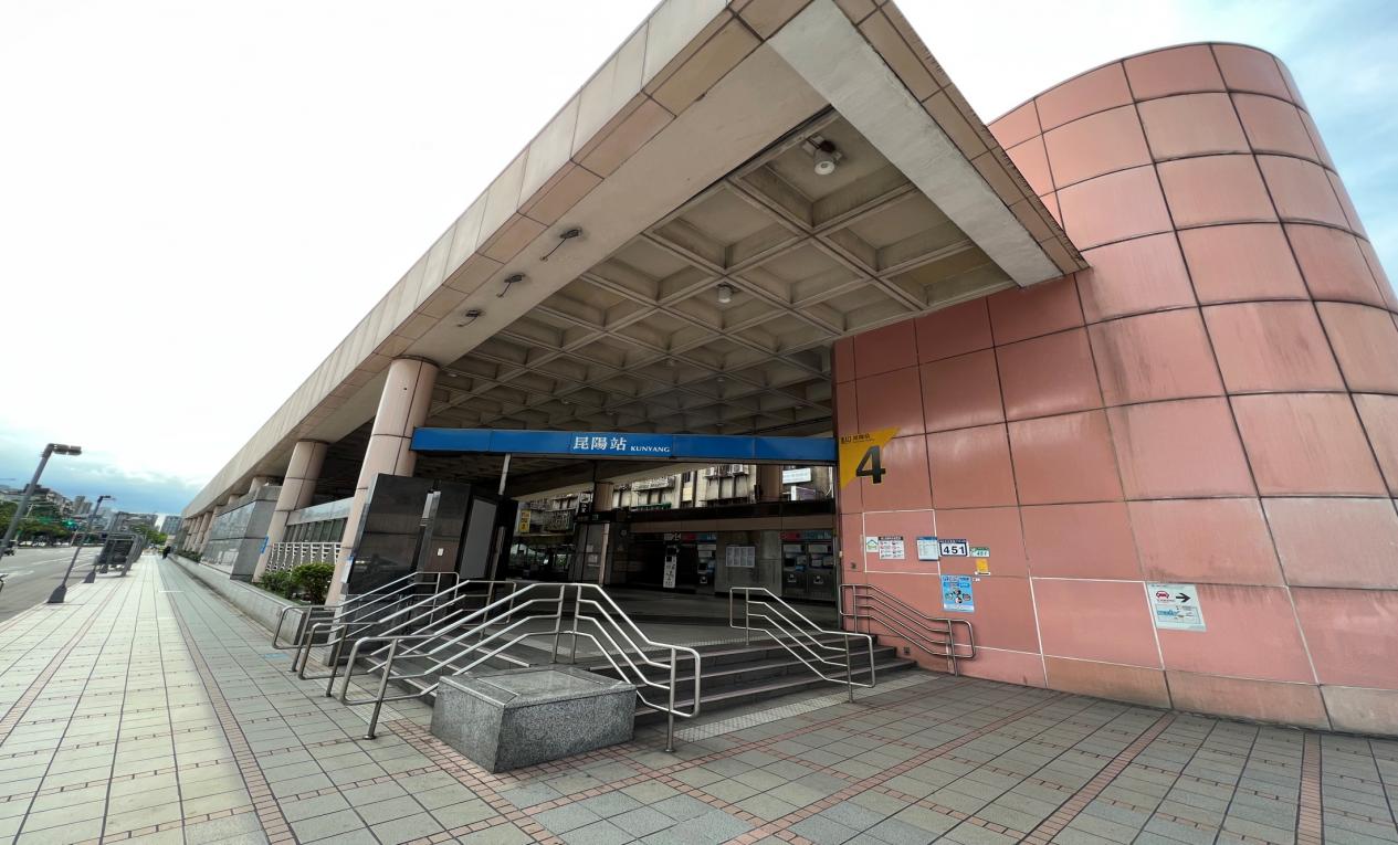 捷運板南線南港線昆陽站(BL21)出口