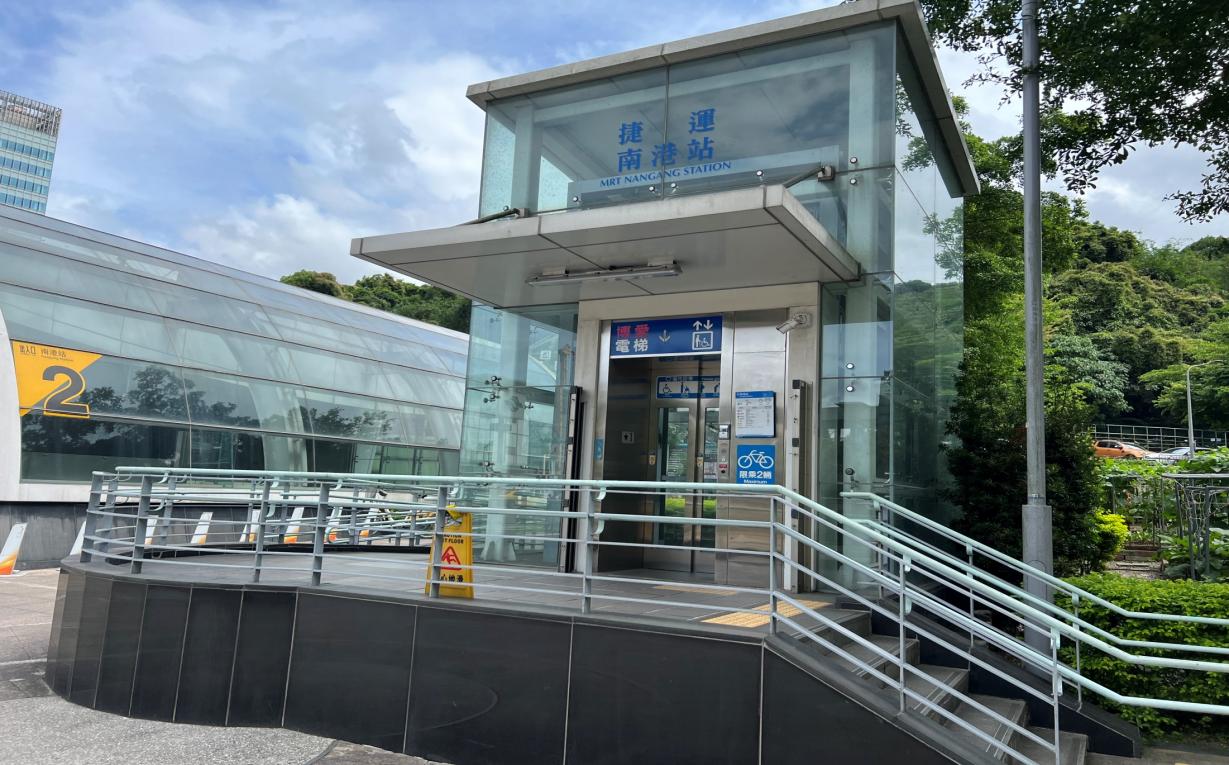 捷運板南線南港線南港站(BL22)地面層出口
