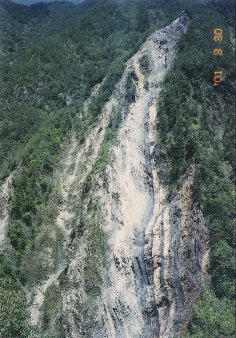 大甲溪流域德基水庫邊坡搶修畫面2001年