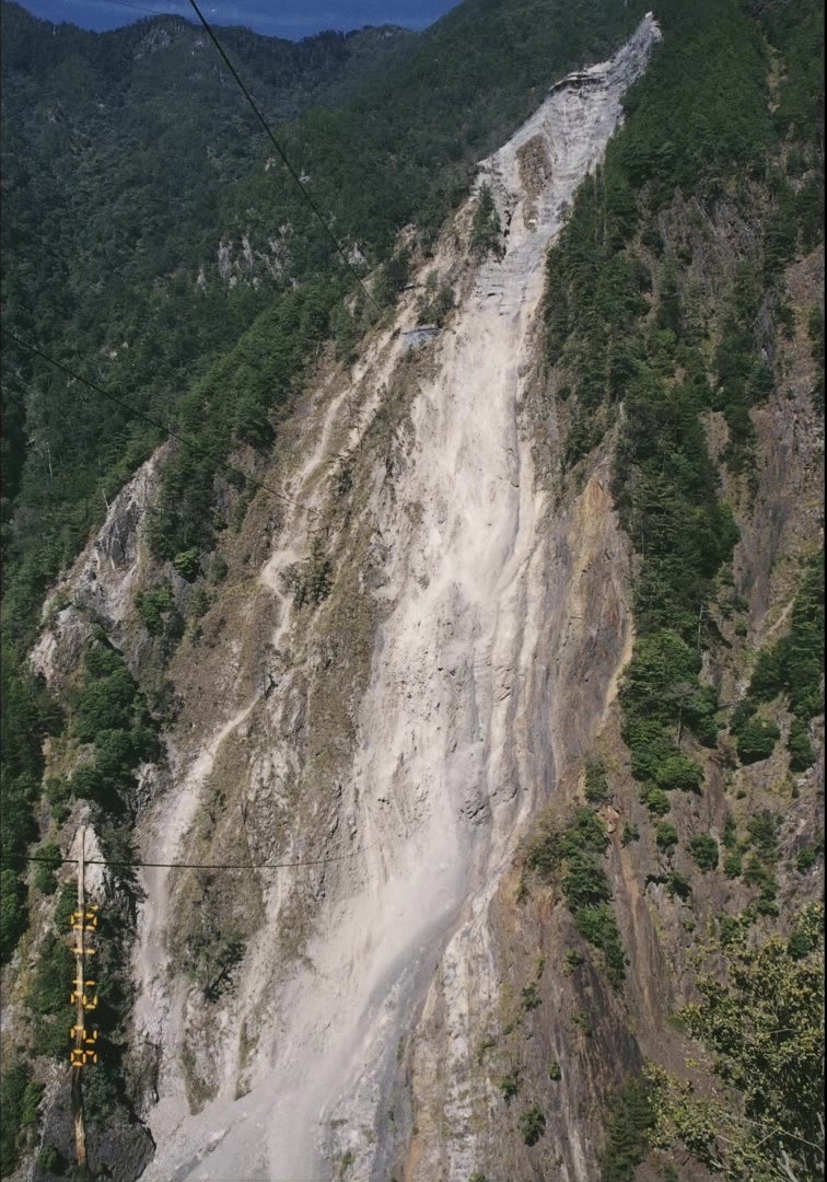 大甲溪流域德基水庫邊坡搶修畫面2001年