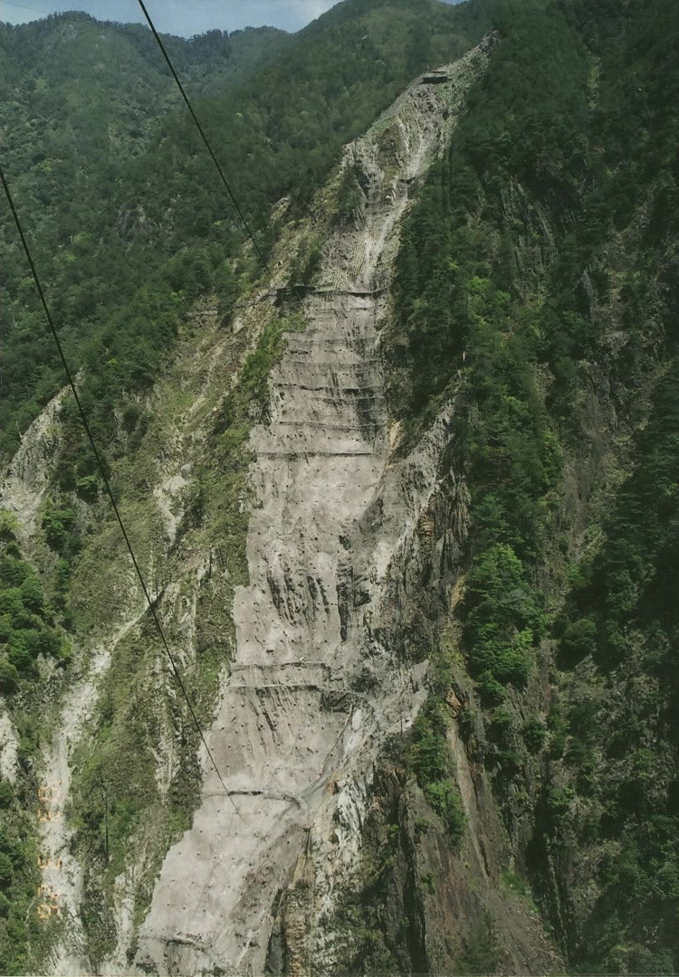 大甲溪流域德基水庫邊坡搶修畫面2002年