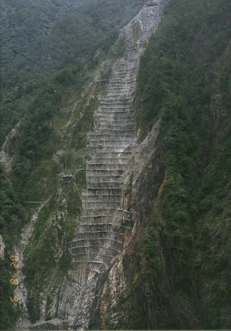 大甲溪流域德基水庫邊坡搶修畫面2002年